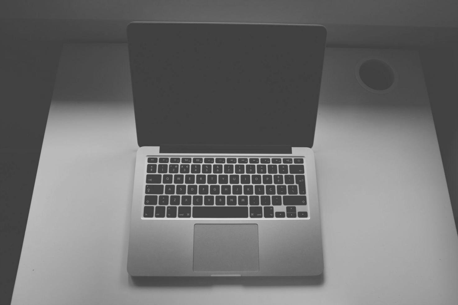 Personne utilisant une calculatrice et prenant des notes pour établir son budget
